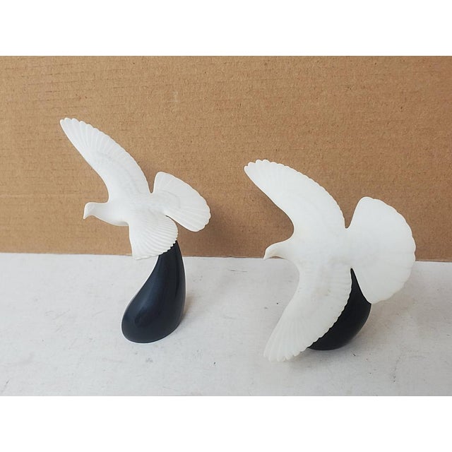 Mid-Century Modern Vintage - Pair of John Perry Seagulls in Flight Figurines - Black Base - White Matte Pellucida For Sale - Image 3 of 15