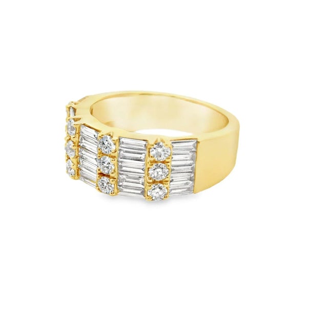 Diamond 18k Yellow Gold Band Ring Size 8.5 For Sale - Image 4 of 4