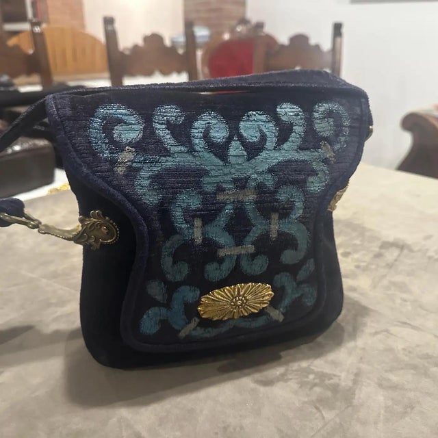 1970s Gorgeous Blue and Turquoise Velvet and Brass Shoulder Bag by Beghé Reation For Sale - Image 9 of 14