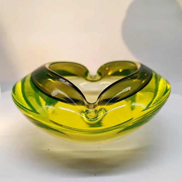 Mid-Century Modern 1960s Large Ashtray in Uranium Murano Glass. Made in Italy. For Sale - Image 3 of 9