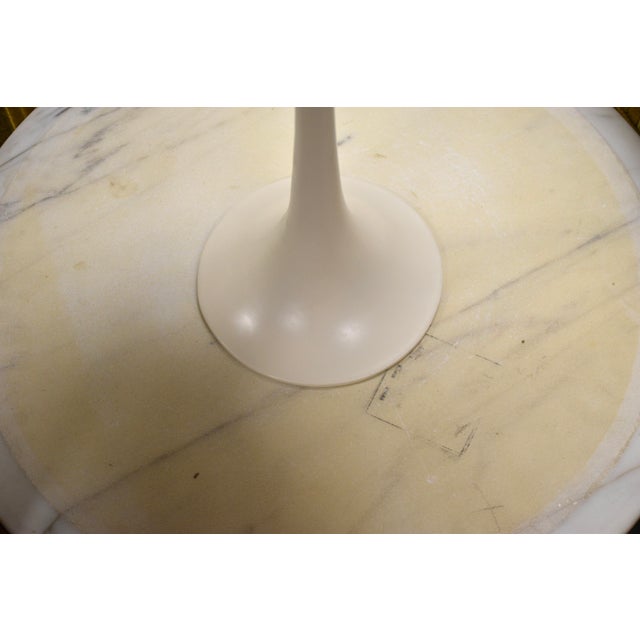 1970s 1970s Eero Saarinen Knoll Marble 20” Tulip End Table For Sale - Image 5 of 7