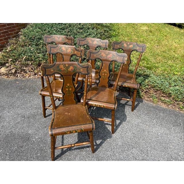 American Signed Set of 6 Paint Decorated Plank Seat Chairs, Columbia, Pa Circa 1870s For Sale - Image 3 of 12