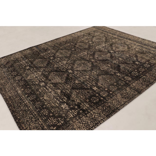 This 8x10 contemporary geometric rug from Rug & Kilim’s Modern Classics collection is a striking example of transitional...