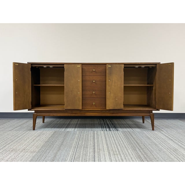 1960s Mid-Century Modern Credenza ~ Great as Tv Stand For Sale - Image 5 of 10