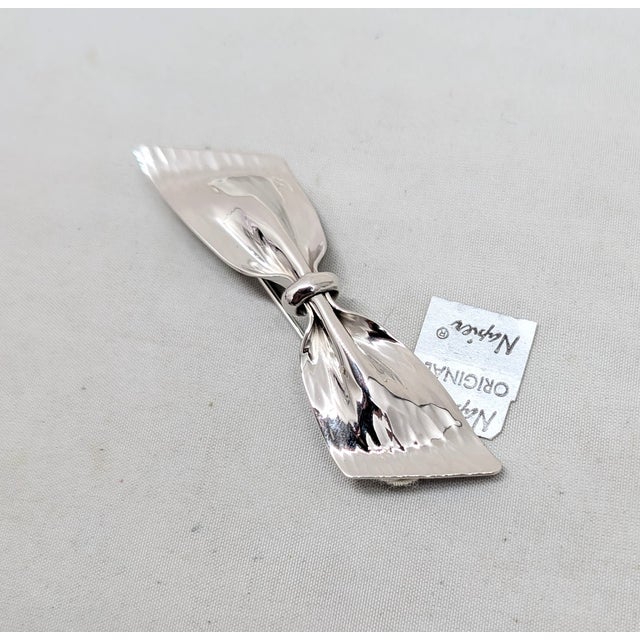 1970s Vintage C1976 Signed Napier Rhodium Plated Wavy Bow Brooch For Sale - Image 5 of 8
