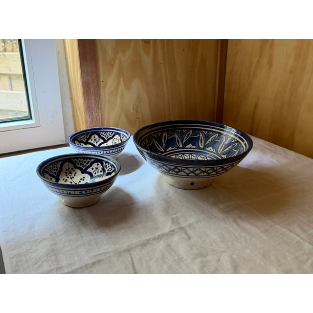 1950s Vintage Moroccan Safi Pottery Nesting Bowl Set in Hand-Painted Cobalt Blue, 1950, Set of 3 For Sale - Image 5 of 17