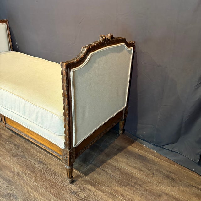 Antique French Louis XVI Carved Walnut Expandable Daybed and Settee For Sale - Image 4 of 13