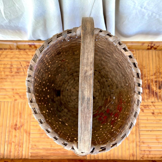 Early 20th Century A Large Antique American Primitive Hand Woven Basket With Painted Decoration For Sale - Image 5 of 6