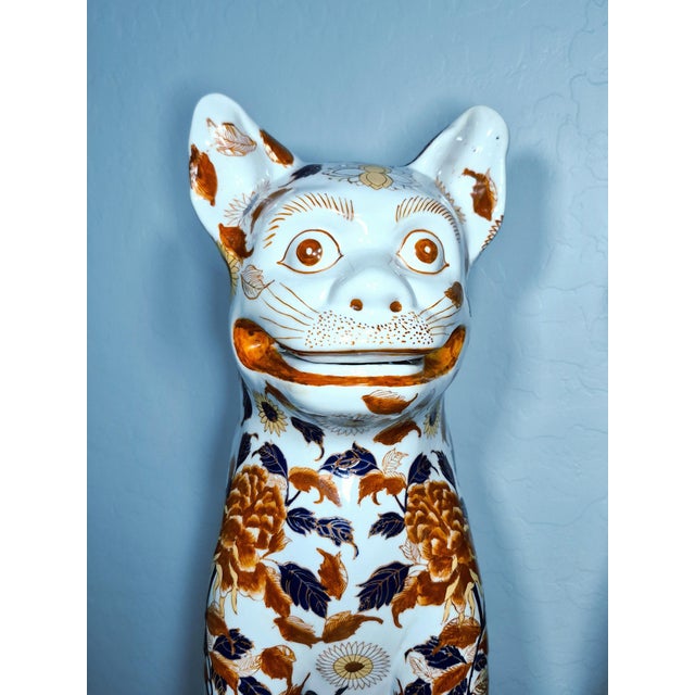 Chinoiserie 1980s Oversized 19" San Tao Fang Imari Foo Dog Floor Guardian Statues - A Pair For Sale - Image 3 of 11