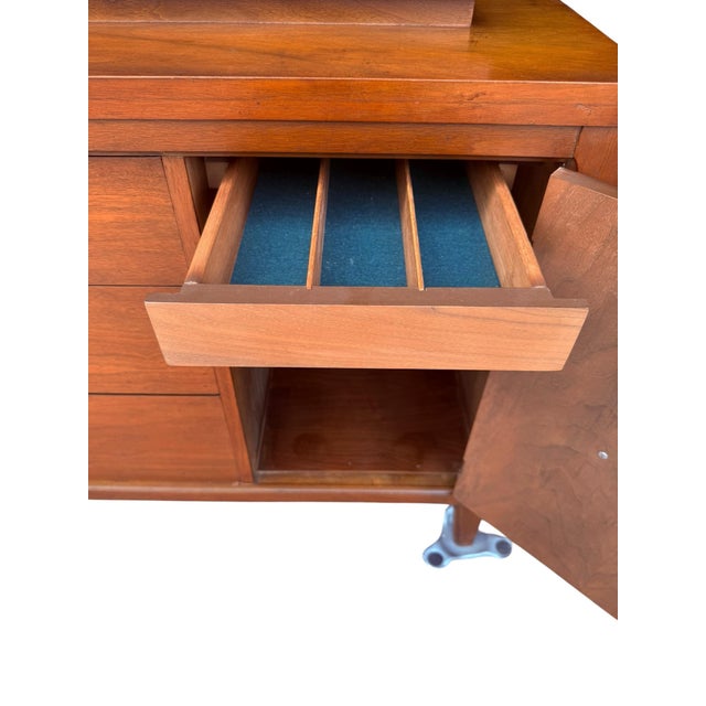 Wood Mid 20th Century Broyhill Hutch From the Premier Collection For Sale - Image 7 of 9