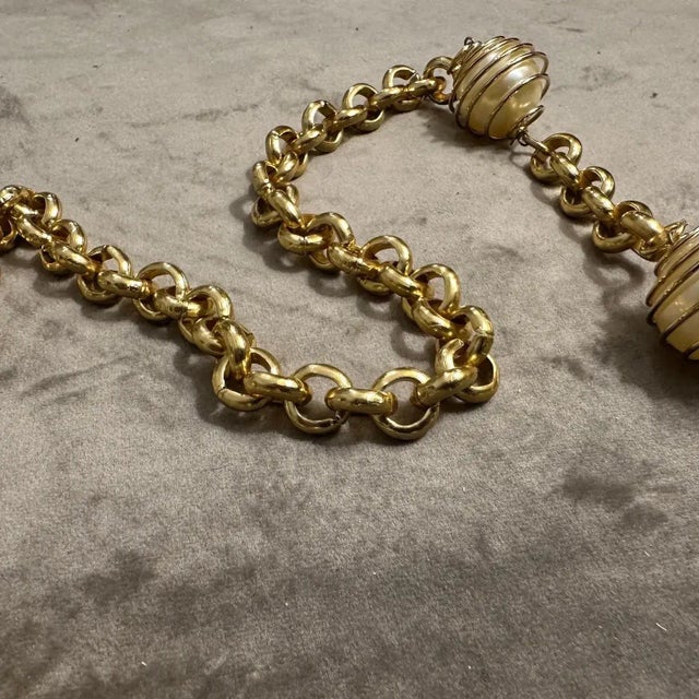 A 1970s High Quality Costume Jewelry Italian Vintage Chain For Sale - Image 9 of 10
