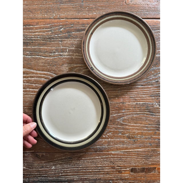 Ceramic 1960s Arabia Finland Karelia 7.75 Inch Stoneware Plates Brown Rim Vintage Dinnerware - Set of 8 For Sale - Image 7 of 9