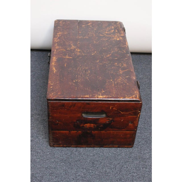 American Early 19th Century Colonial Stained Maple Handmade Travel Trunk / Chest With Hinged Top For Sale - Image 3 of 13