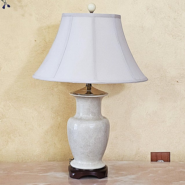Traditional Vintage Ivory Speckled Ceramic Ginger Jar Style Table Lamp With Cream Shade & Wood Base For Sale - Image 3 of 18