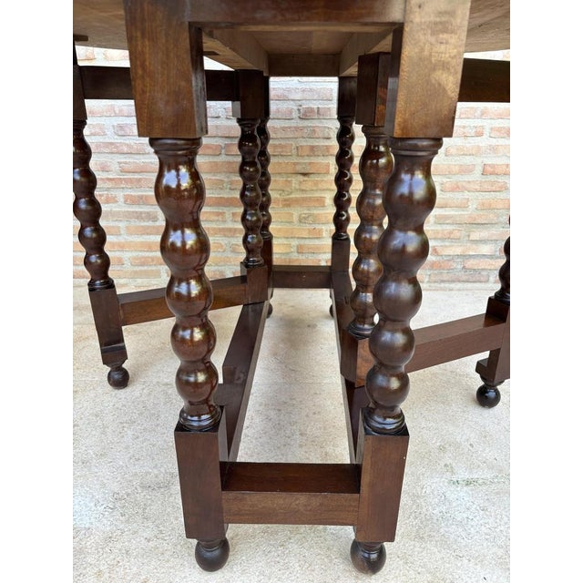 French Round Dining Table with Wings, 1900 For Sale - Image 10 of 12