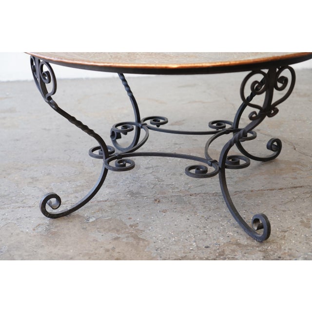 38" Hollywood Regency 1950s Moroccan Hand-Hammered Copper Tray Top Coffee Table With Wrought Iron Base For Sale - Image 9 of 18