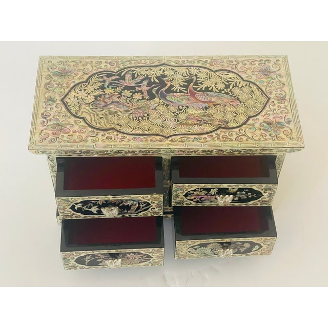 1940s Spectacular Mother of Pearl Inlayed Jewelry Box With Birds of Patadise For Sale In Miami - Image 6 of 7