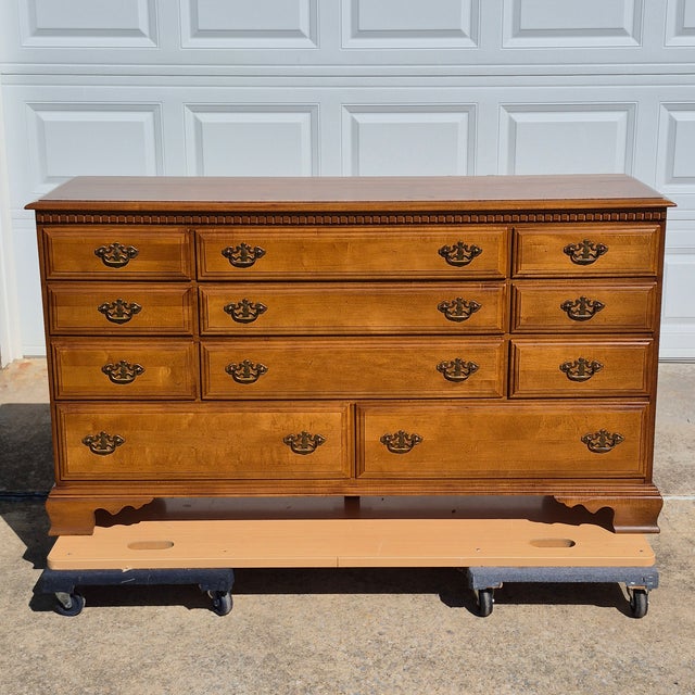 1960s Leo Jiranek for Bassett Chimney Corners Maple Colonial Early American 11-Drawer Dresser & Mirror For Sale - Image 12 of 12