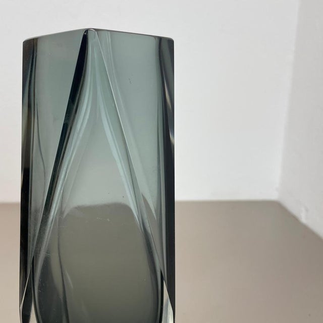 Faceted Murano Glass Sommerso Vase from Mandruzzato, Italy 1970s For Sale - Image 10 of 18