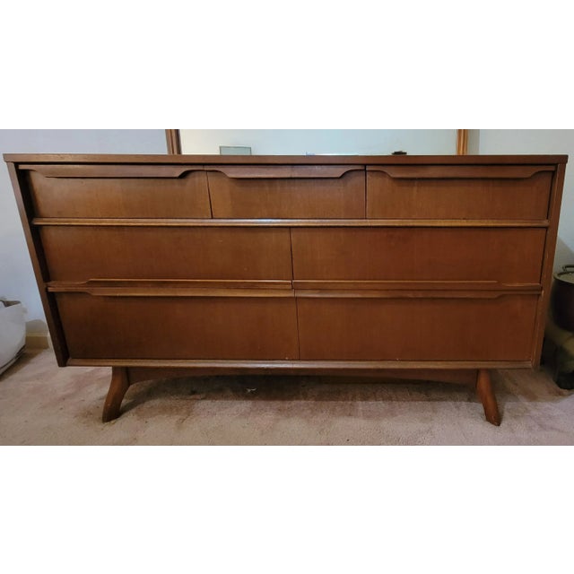 Kroehler Walnut Dresser with Mirror Mid Century Modern / Hollywood Regency Style Scuptural 7 draws Measures approx. 56"...