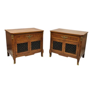 Vintage Henredon Walnut French Provincial Louis XV Style Nightstands - a Pair For Sale