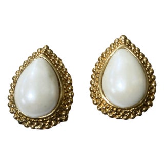Vintage Faux Pearl Earrings Pear Shape Rhinestones Clip on Gold Tone For Sale