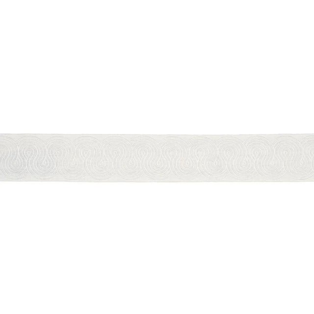 This marvelous linen tape’s ribbon candy–esque design was inspired by our Giraldi Embroidery fabric. A substantial graphic...