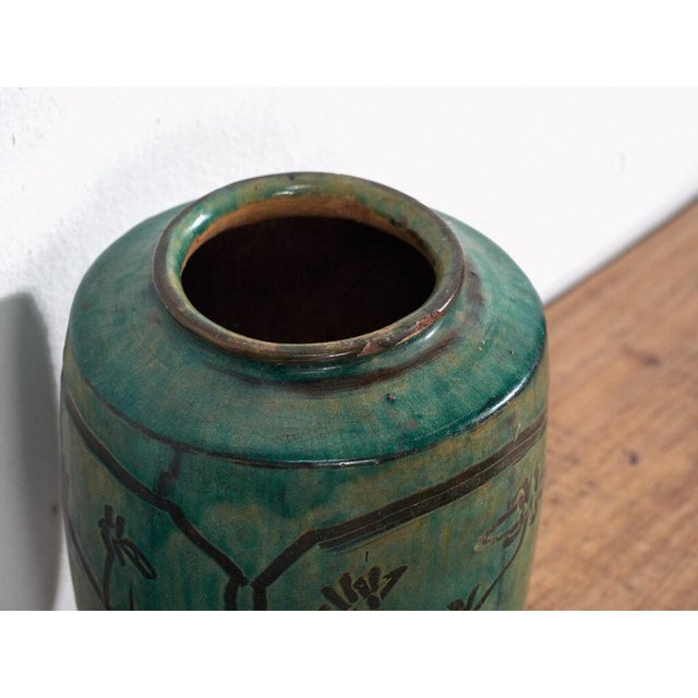 Antique Chinese vase with floral details (c.1820)Dimensions: Diameter: 25 cm Height: 21 cmStyle: Qing DynastyMaterials and...