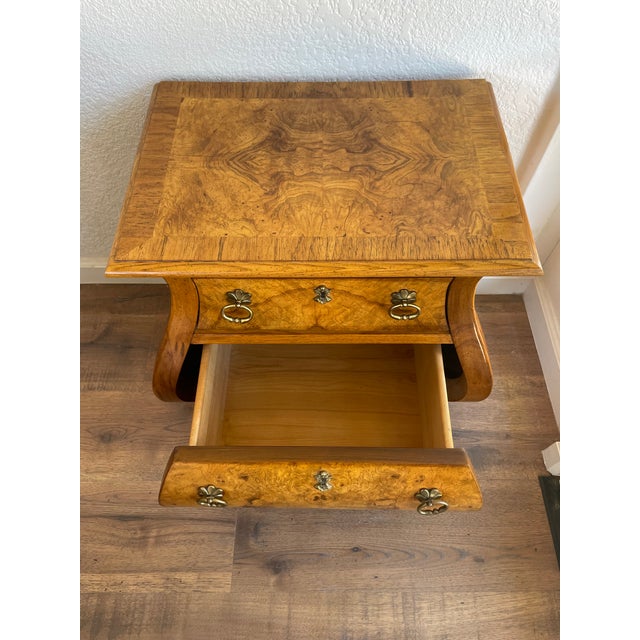 1960s American of Martinsville Olive Ash Burl "Bombe" Nightstand – Authentic Vintage For Sale - Image 9 of 10