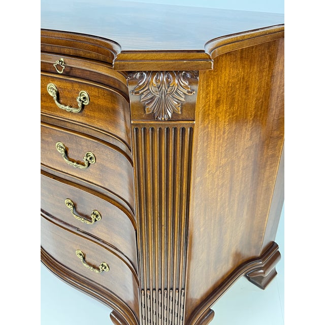 Late 20th Century EJ Victor Mahogany Serpentine Bachelor's Chest With Brushing Slide For Sale - Image 6 of 17