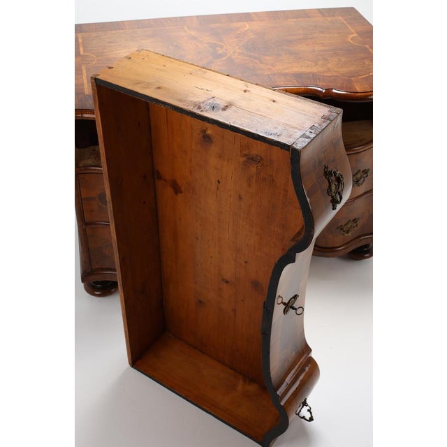 Wood Baroque Chest of Drawers in Walnut, 1760 For Sale - Image 7 of 12