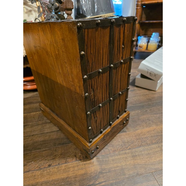 Great looking polished finish on rustic elmwood frame detailed in metal strap design. This hold nine bottles.