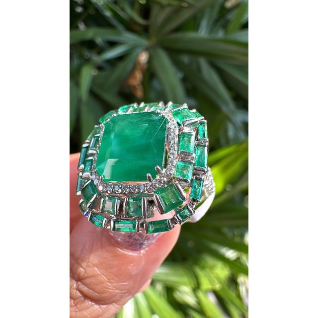 Set in 18k Gold, 7.59 Carats, Natural Zambian Emerald & Diamonds Engagement Ring, Size 6.5 For Sale - Image 4 of 11