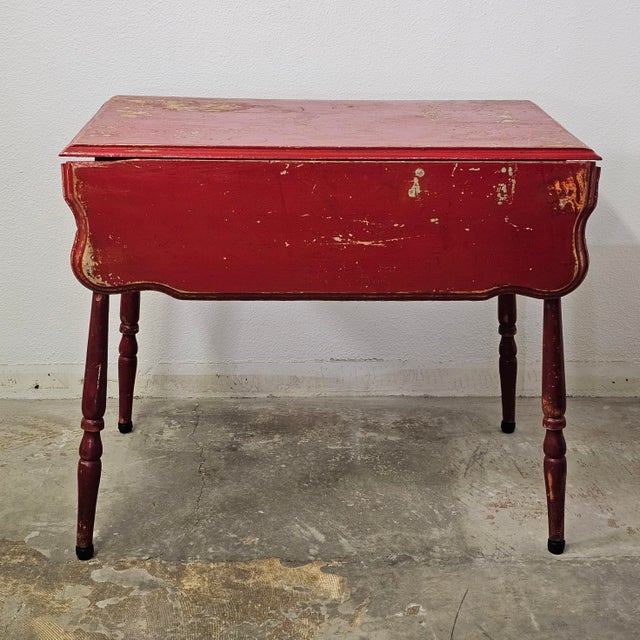 Wood American Farmhouse Gateleg Drop Leaf Table in Aged Red Paint, C. 1890–1920 For Sale - Image 7 of 18