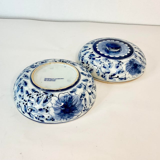 Vintage Chinoiserie Hollywood Regency Blue and White Round Lidded Box. For Sale - Image 9 of 12