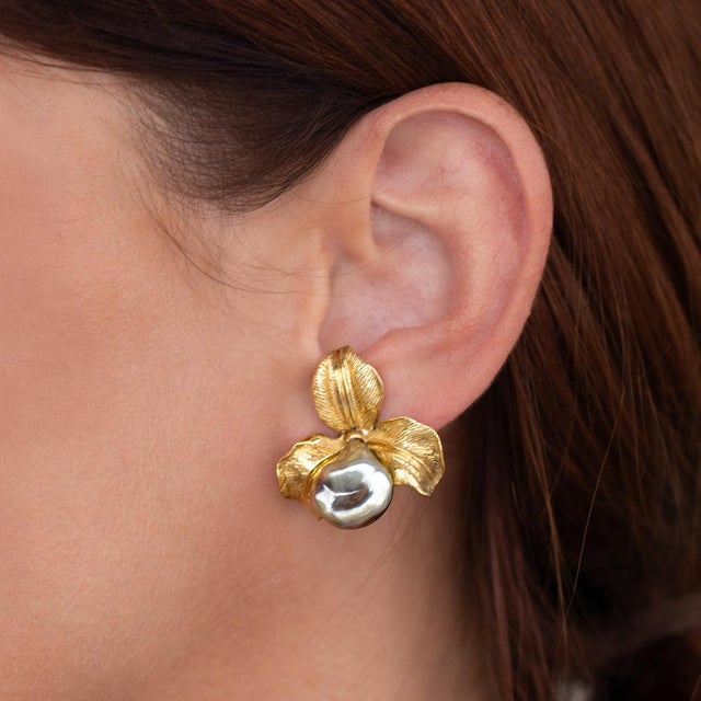 18k Yellow gold floral pin with free form silve Tahitian pearl, 16.52g