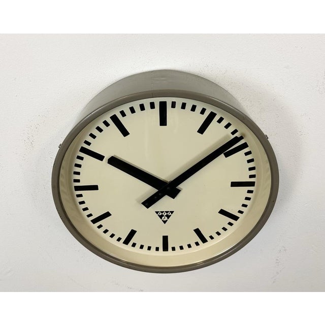 Grey Industrial Factory Wall Clock from Pragotron, 1960s For Sale - Image 4 of 17