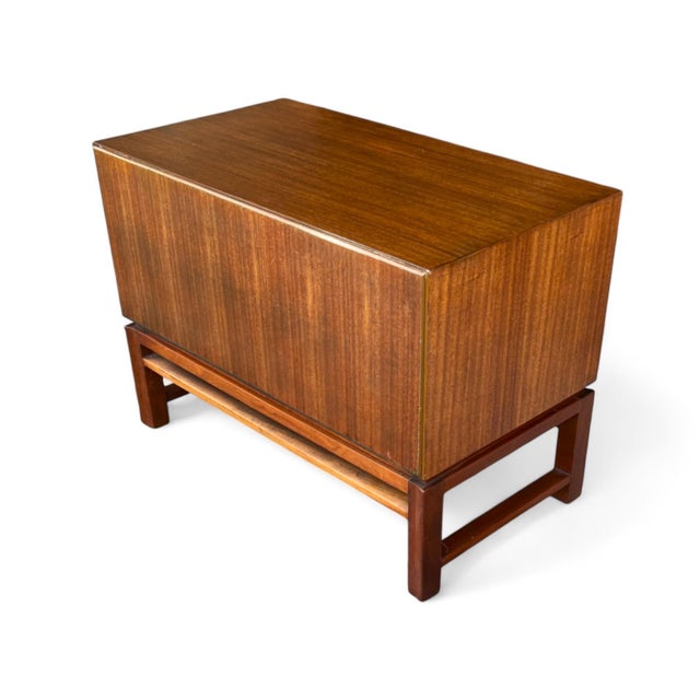 Wood 1960s Mid-Century Modern Two-Tone Mahogany Nightstand by Dunbar – Fully Restored For Sale - Image 7 of 12