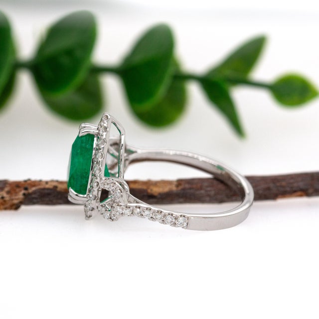 2020s Gia Certified 2.08cts Colombian Emerald Diamond Ring in 14k Gold | Pear 10x8mm, Size 6.75 For Sale - Image 5 of 8