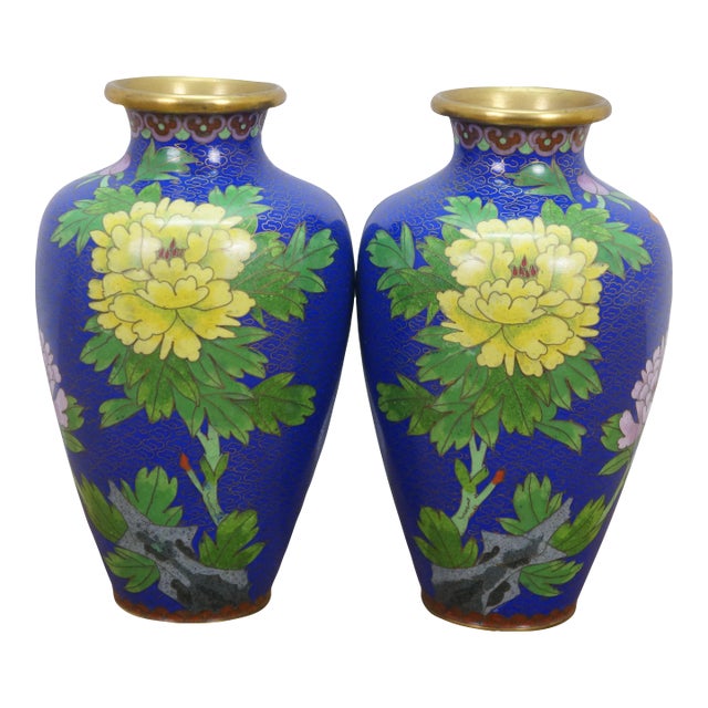 Early 20th Century Pair of Chinese Cloisonne Cobalt Blue Floral Peonies Butterfly Vases Urns 7" For Sale