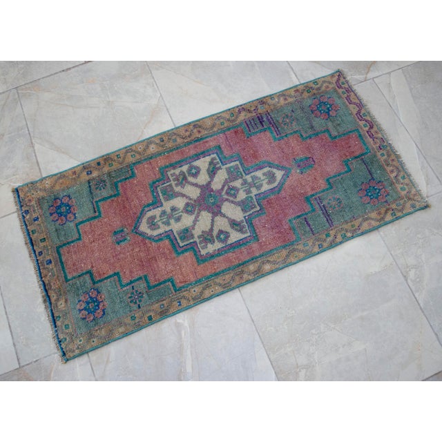 1970s Low Pile Hand Knotted Turkish Rug Faded Mat Kitchen Bathroom Decor Doormart- 19'' X 40'' For Sale - Image 11 of 13