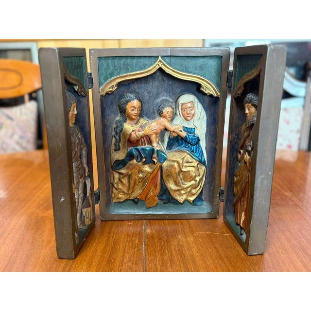 Late Gothic Polychromed Wooden Triptych Relief of Madonna and Child with Saints, 15th–16th Century For Sale - Image 5 of 18