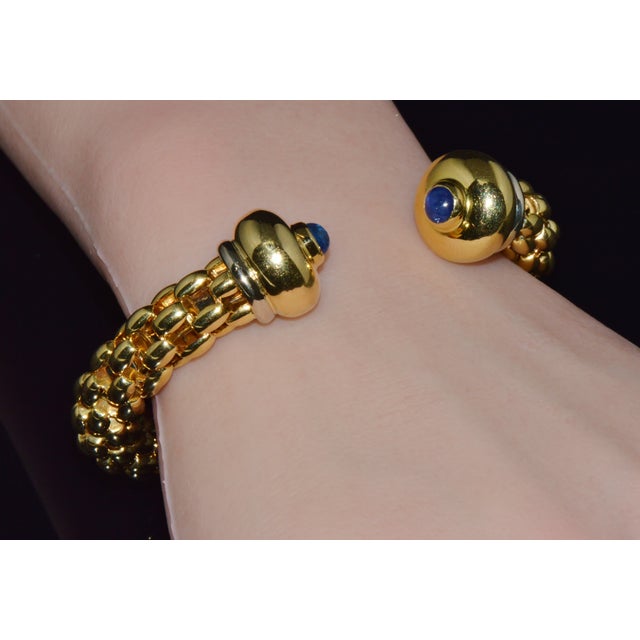 Late 20th Century Vintage Fope Flex'it 18k Gold Natural Blue Sapphire Open Cuff Bangle Bracelet For Sale - Image 5 of 15