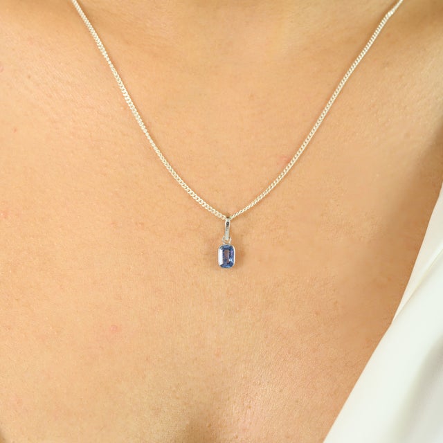 Add a touch of refined elegance to your jewelry collection with this exquisite pendant, crafted in 14K white gold....