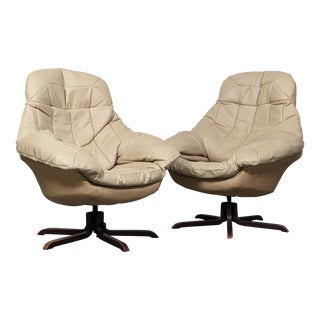 Mid Century Modern Swivel Leather Lounge Chairs by H.W. Klein for Bramin - a Pair For Sale