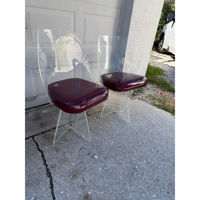 1970s Vintage Hollywood Regency Sculptural Lucite Swivel Dining Chairs With Burgundy Seats – Set of 4 For Sale - Image 5 of 12