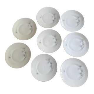 1950s Set of Eight (8) Hutschenreuther Caribe Dinner Plates 10.5 Inch German Porcelain White Blue Gray Platinum Rim Minimalist For Sale