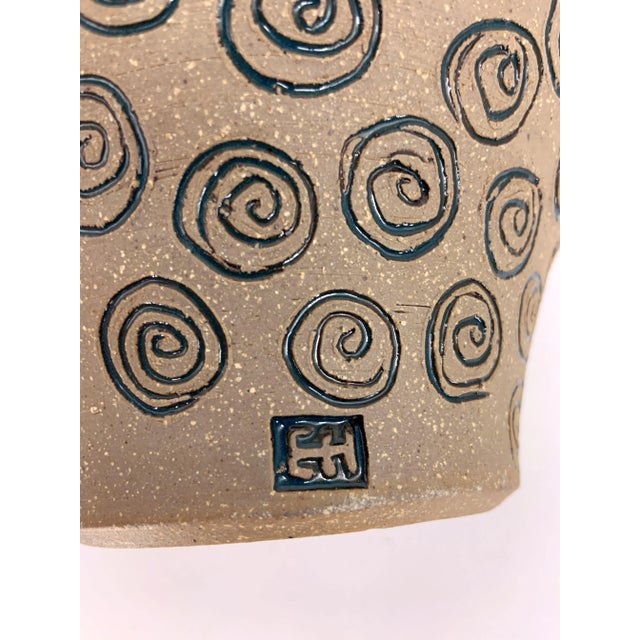 Boho Chic 1990s Elliot Hutten Hog-Shed Pottery Swirl Design Signed and Stamped Vase For Sale - Image 3 of 12