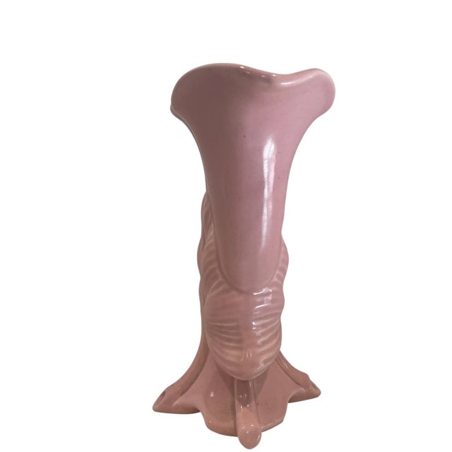 Vintage Camark calla lily vase in the soft pink color. Marked USA 597 on the bottom. Circa 1940s - 50s. Measures: 7.25"...