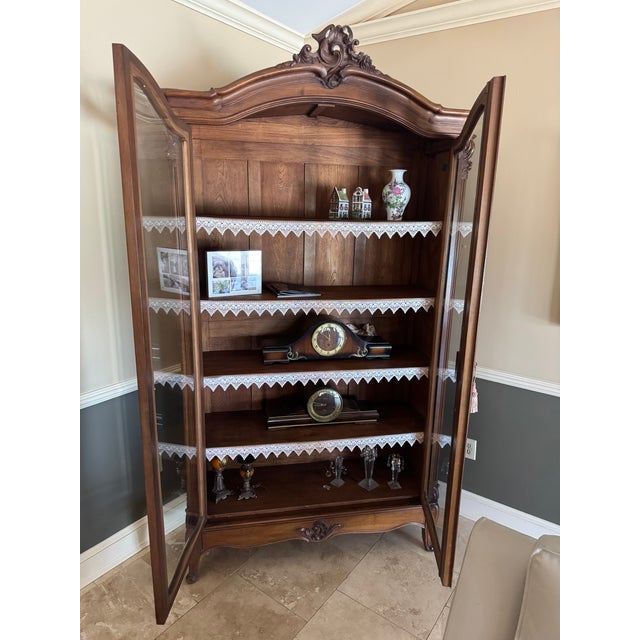 1970s Elegant French Provincial Curio Cabinet / Display Hutch – Solid Wood Glass China Cabinet For Sale - Image 4 of 4